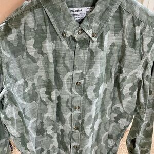 Pull&Bear Men's Green Camouflage Shirt